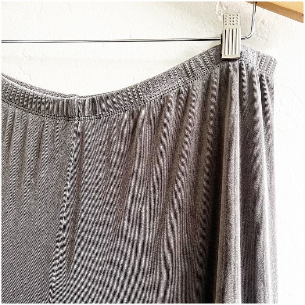 Chico’s Travelers Cropped Cargo Pants Liquid Knit Slinky Size 3/Large Pull On - Picture 4 of 7